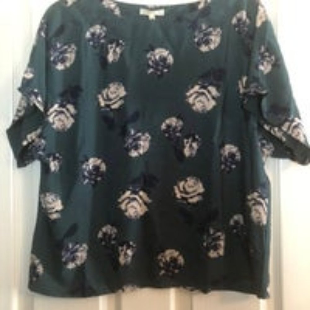 Le Lis Green Floral Top L